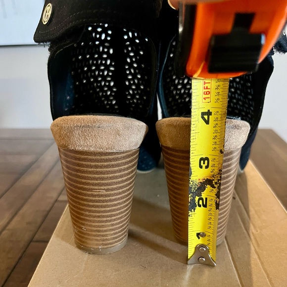 Giani Bernini Black Perforated Block Heels - Size 9 - Picture 5 of 9